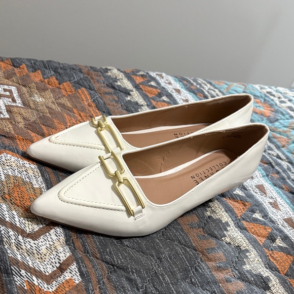 Journee Collection Cream Patent Pointed Toe Flats with Gold Bit - Picture 3 of 4